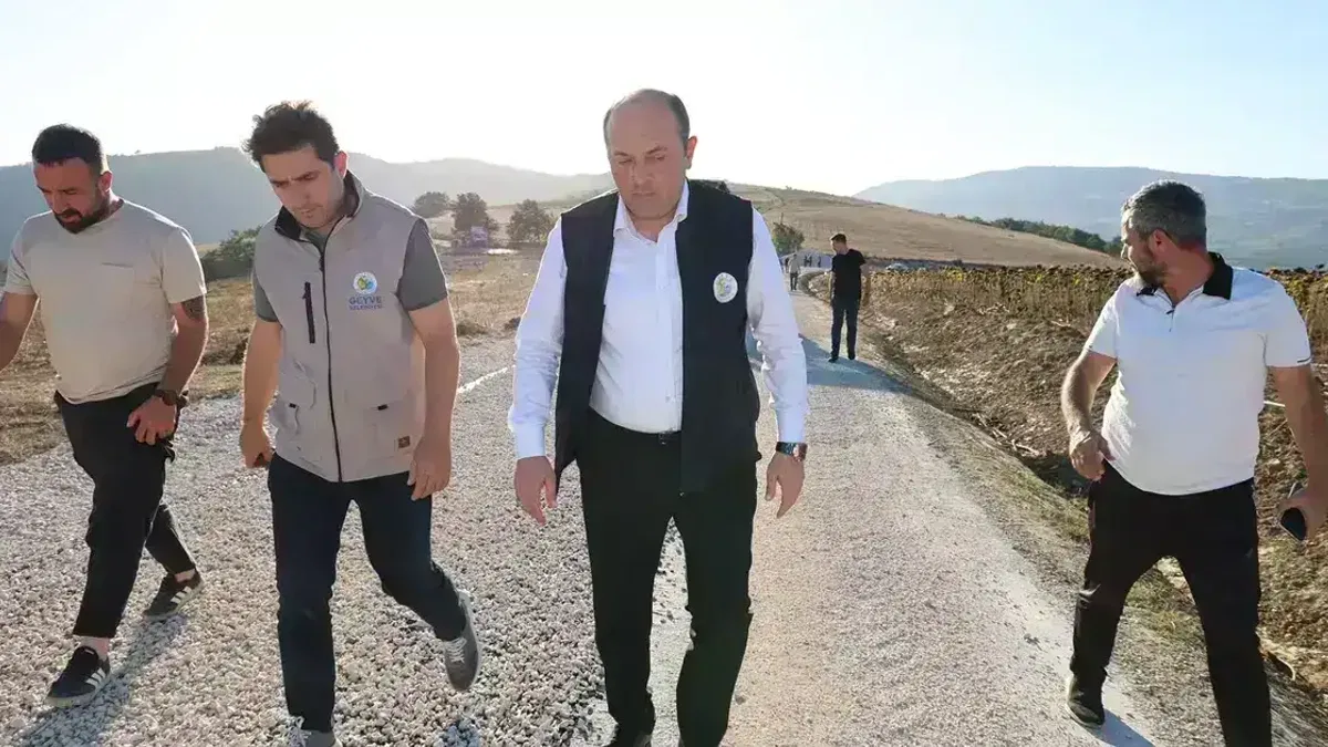 Sakarya Geyve'de soğuk asfalt mesaisi