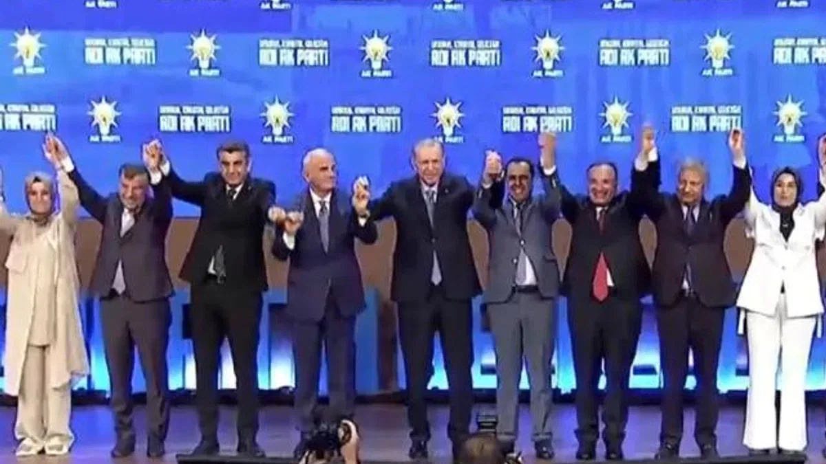 13 belediye başkanı ve 2 milletvekili AK Parti'ye geçti