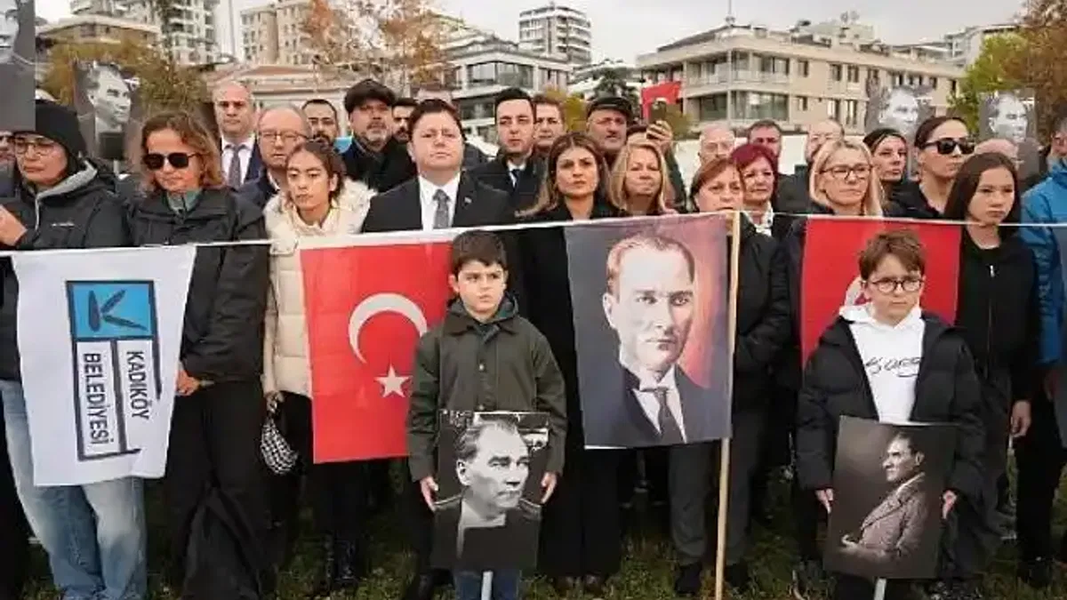 Kadıköy'de 9'u 5 Geçe Ata'ya Saygı Zinciri