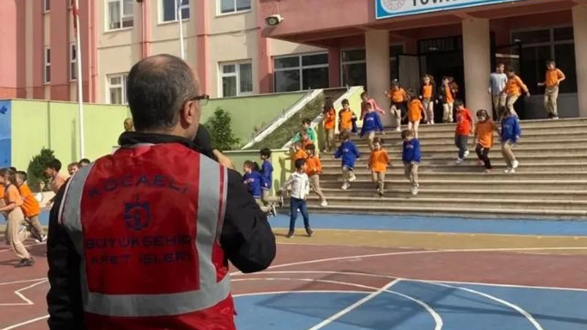 Kocaeli Büyükşehir'den okullarda deprem tatbikatı