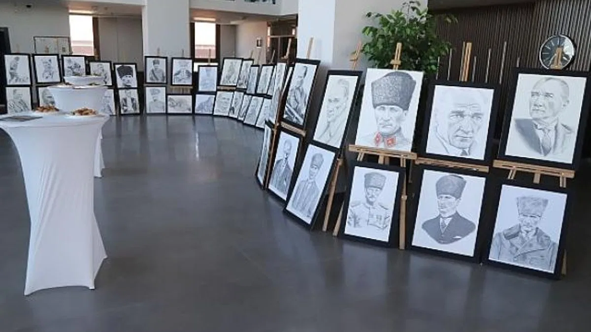 Dikili'de "Sarı Saçlı Mavi Gözlüm" konulu sergiye yoğun ilgi