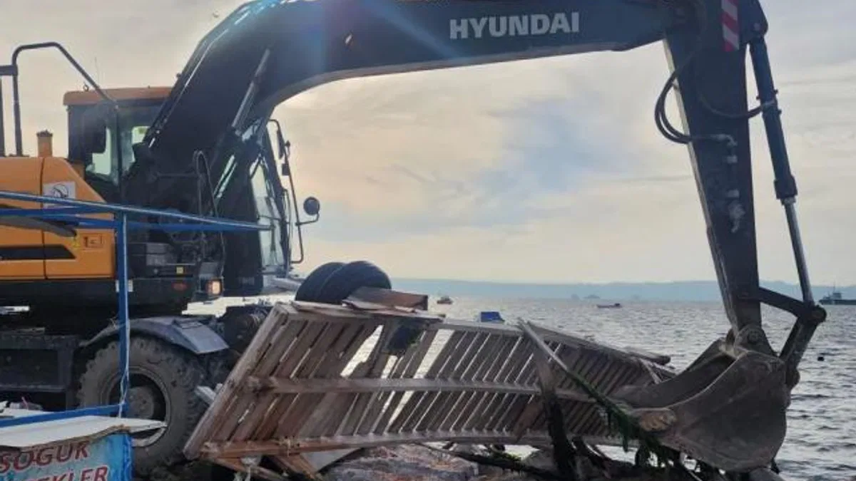 İzmir Karşıyaka’daki kaçak iskeleler yıkılıyor