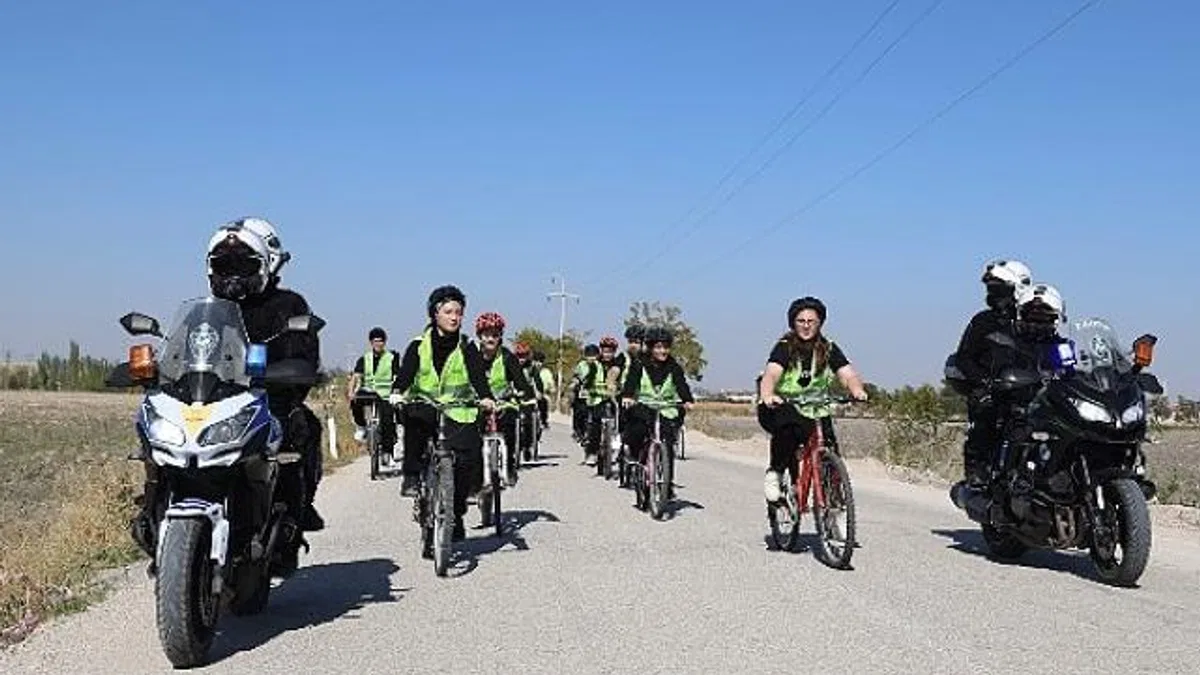 Lise Öğrencileri Doğal ve Tarihi Güzellikler Eşliğinde Pedal Çevirdi