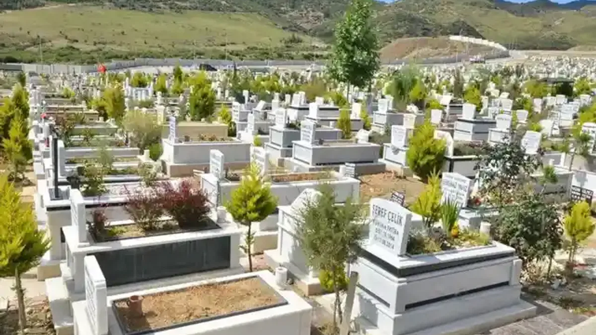 İzmir’de mezarlıklarda yeni dönem... Mezar yapımına standart geliyor