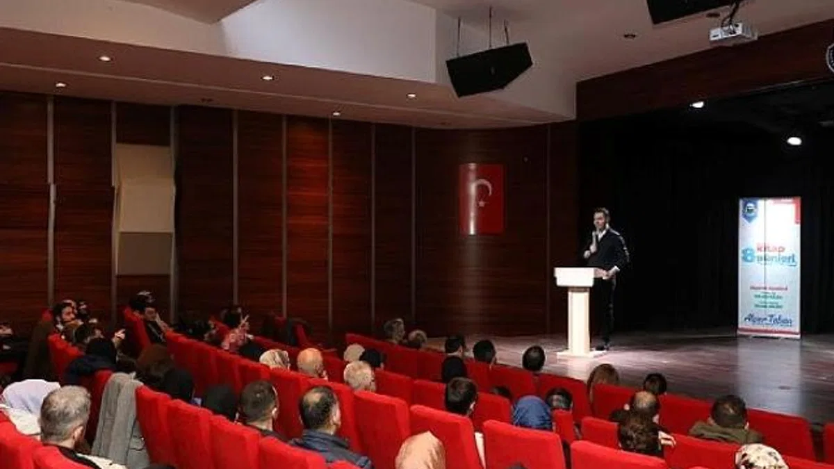 Mehmet Akif Ersoy Ortadoğu'daki Medya Algısını İnegöl'de Anlattı