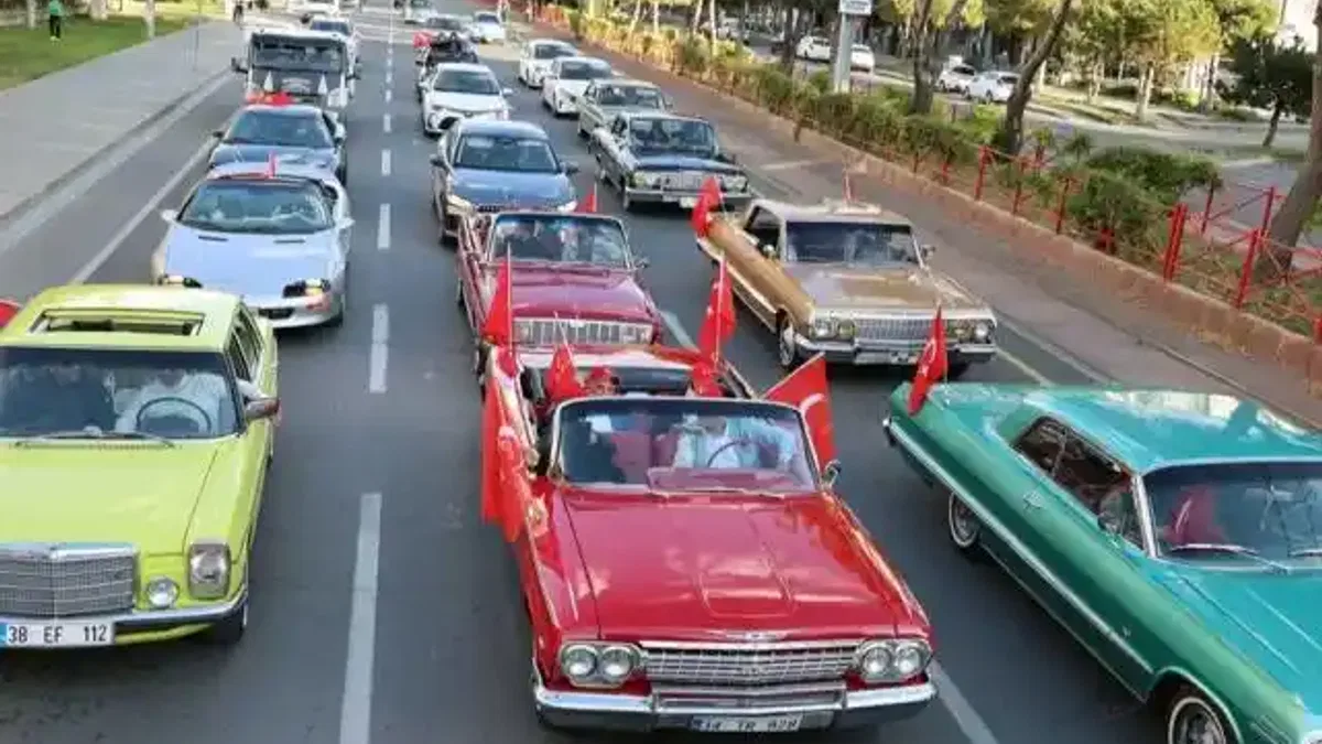 Kayseri Talas'tan klasik araçlarla Cumhuriyet coşkusu
