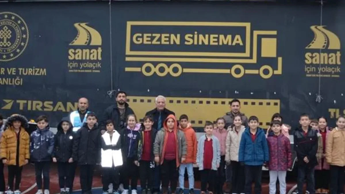 Gezen Sinema yüzlerce durağın heyecanı oldu... Sinemanın rotası Başkent'ten Doğu'ya oldu