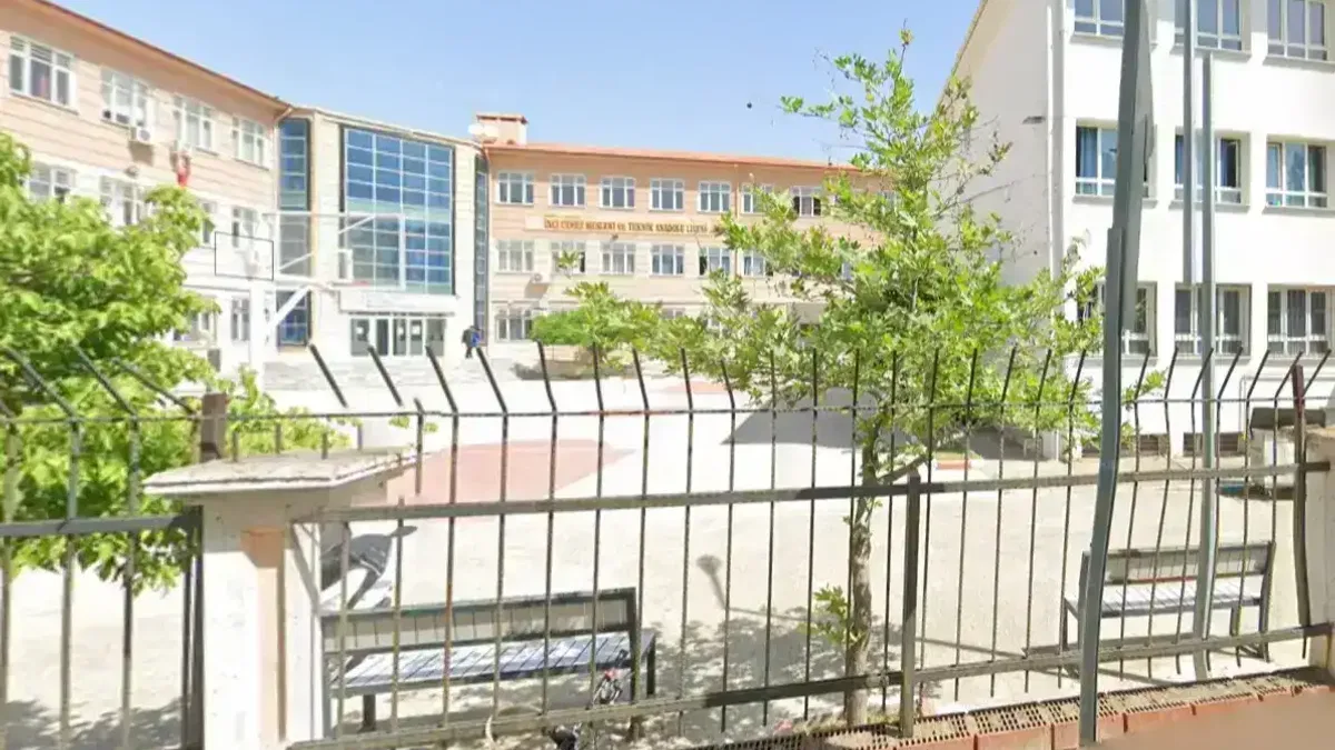 Manisa'da liseye silahlı saldırı! Yaralılar var, saldırgan gözaltına alındı