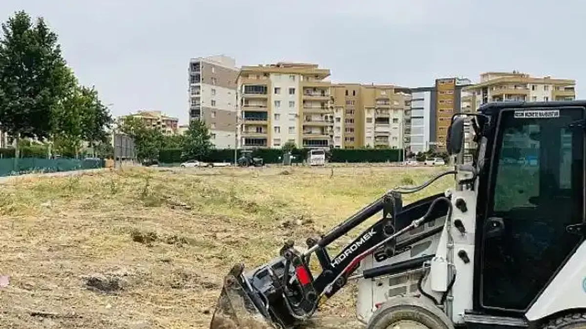 Manisa'da Yabani Ot Temizliği Çalışmaları Devam Ediyor