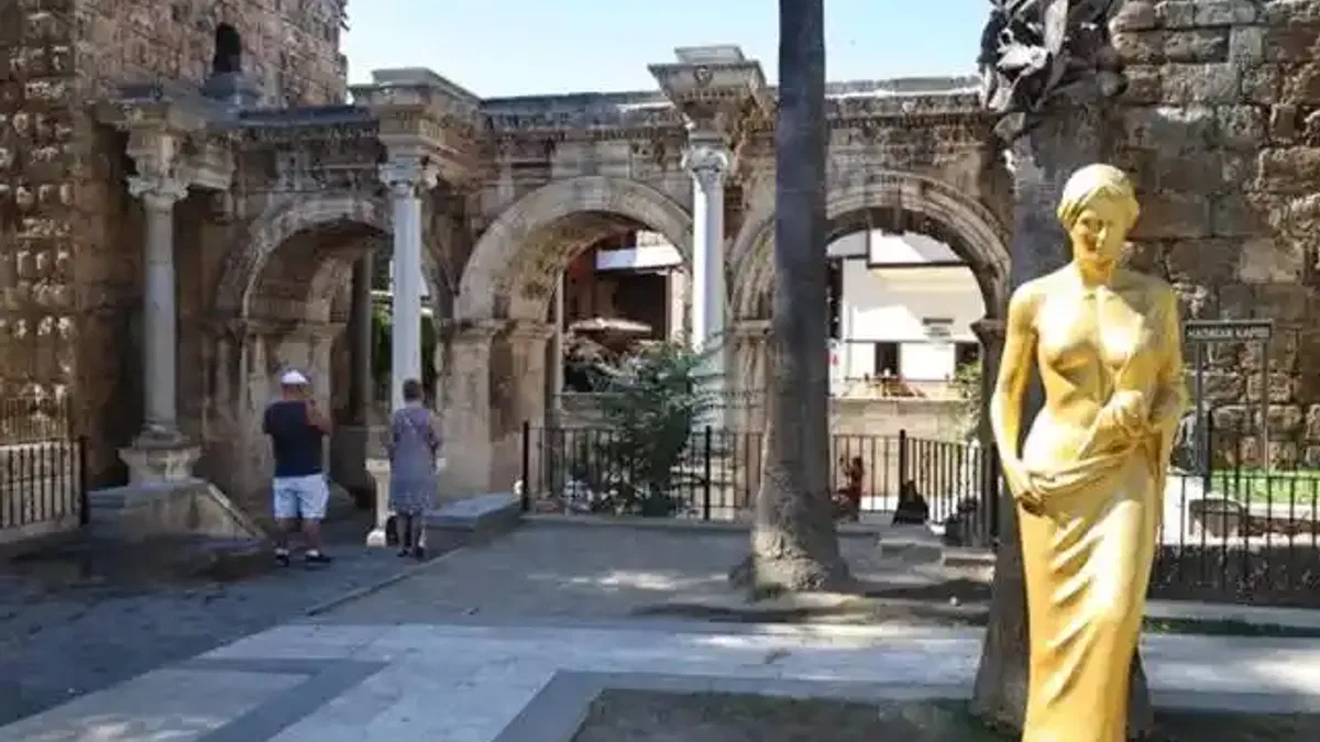 ANtalya'da 'Venüs' heykelleri kenti süslemeye başladı