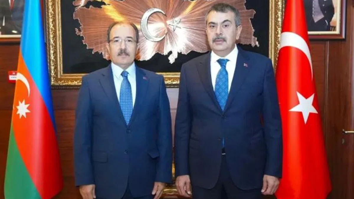 Bakan Tekin'den Azerbaycan'da Bakü Türk Anadolu Lisesi'ne ziyaret