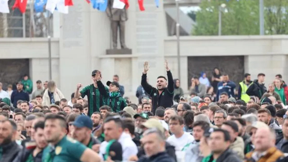 İzmit Kent Meydanı’nda yeşil-siyah heyecan
