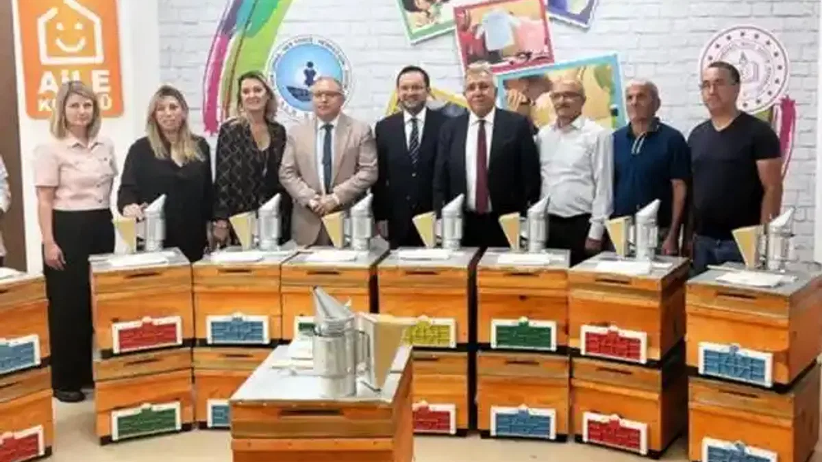 Yalova'da başarılı kursiyerlere arıcılık başlangıç seti desteği