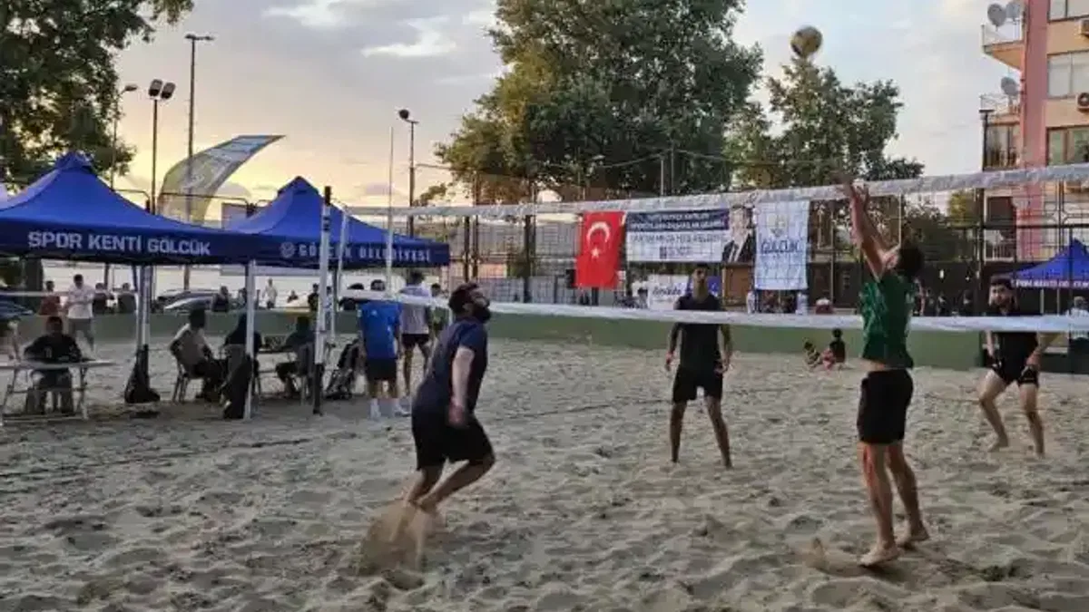 Kocaeli Gölcük'te kum üzerinde şenlikli turnuva başladı