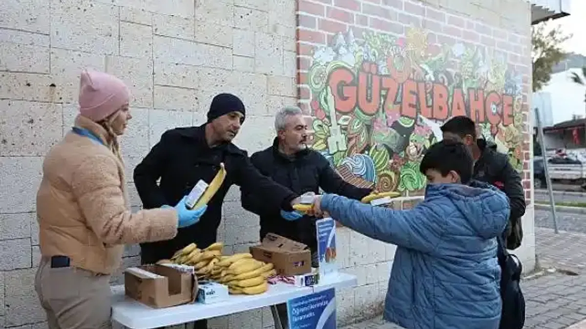 Güzelbahçe Belediyesi Okullara Süt ve Simiti Dağıtımını Büyütüyor