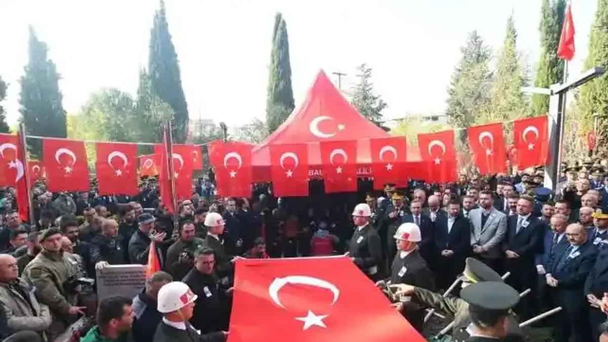 Balıkesir, şehit Uzman Çavuş Emre Sayın'ı son yolculuğuna uğurladı