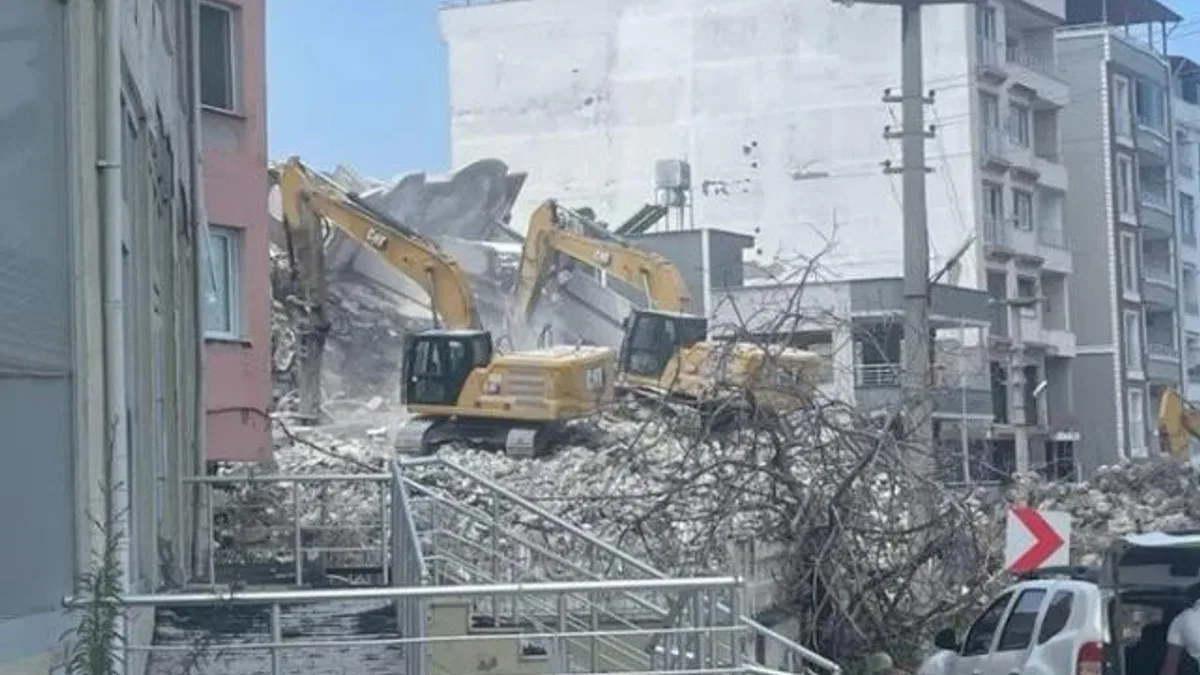 Hatay'da riskli binaların yıkımı devam ediyor