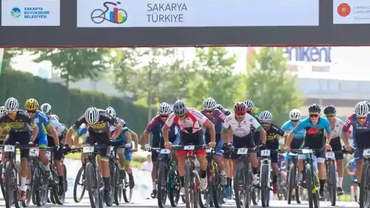 Sakarya'da nefes kesen şampiyona; Genç pedallar zirve için yarıştı