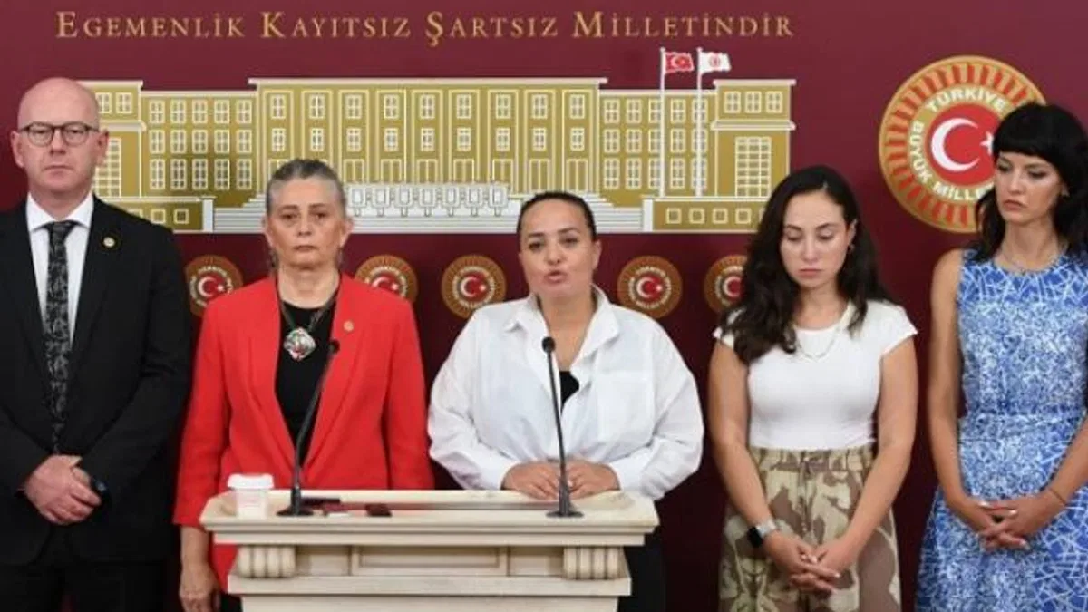 CHP'li Suiçmez baroların hayvan hakları merkez üyeleriyle seslendi