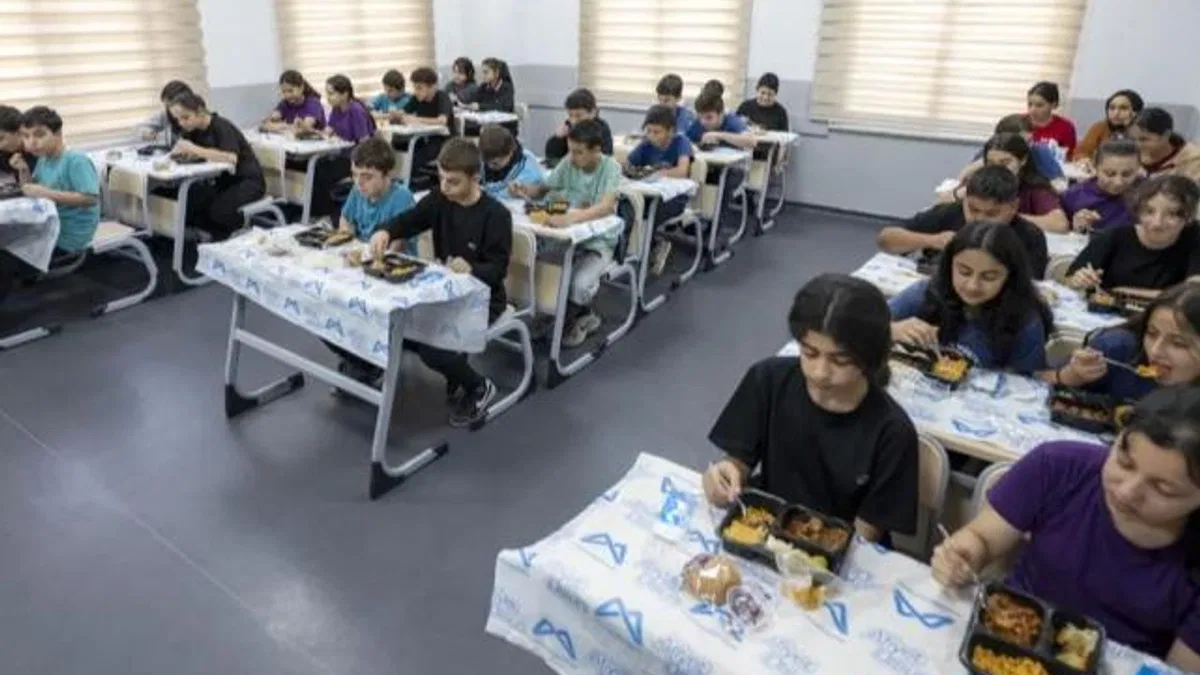 Mersin'de öğrencilere hem eğitim hem sıcak yemek desteği