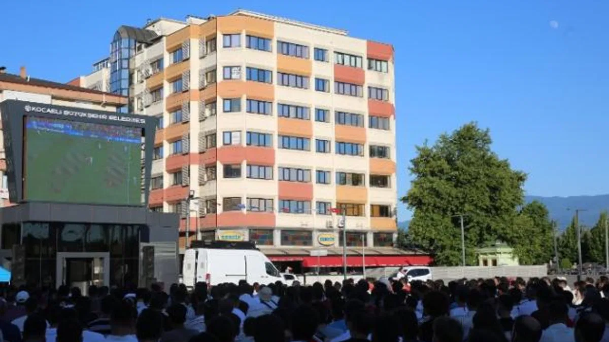 Kocaeli Kent Meydanı'nda çifte coşku