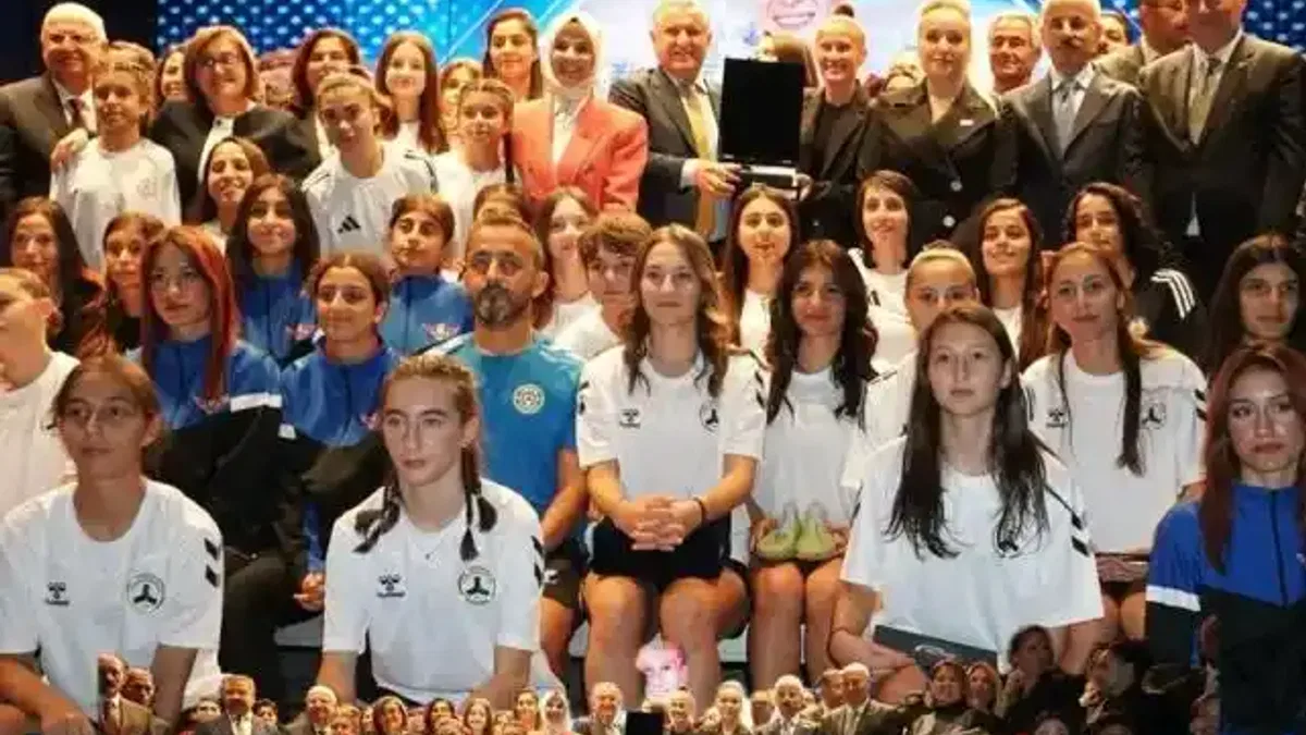 II. Kristal Ayaklar'da futbolun kraliçeleri ödüllendirildi