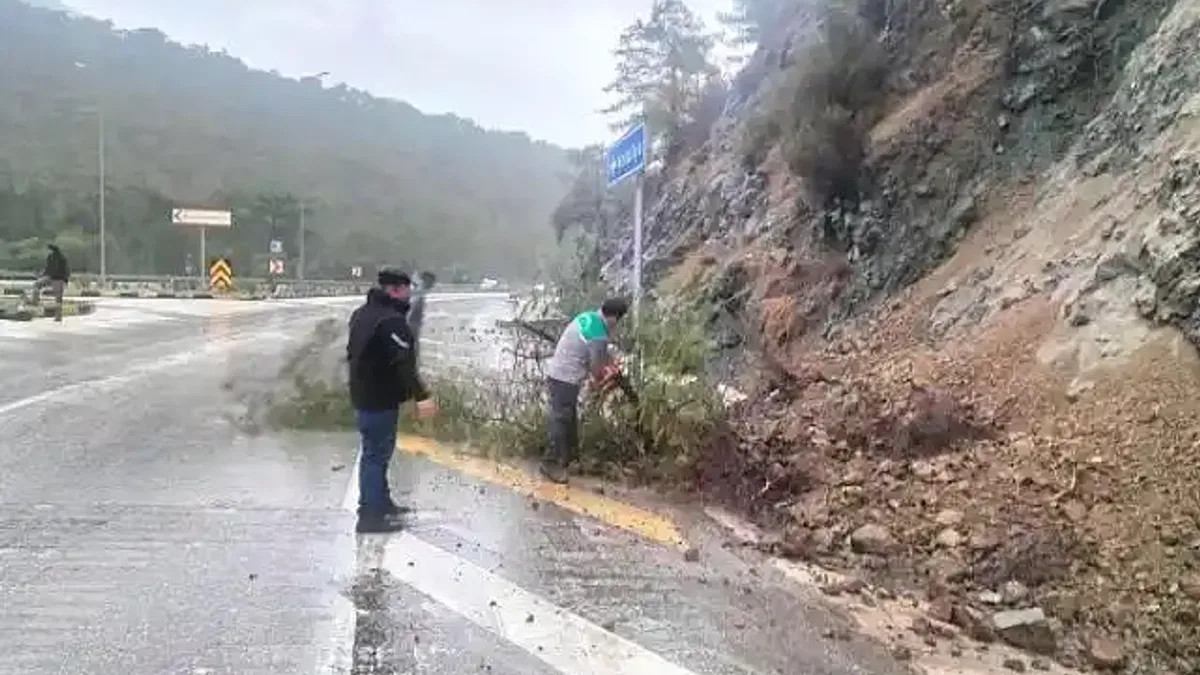 Kemer'de toprak kayması
