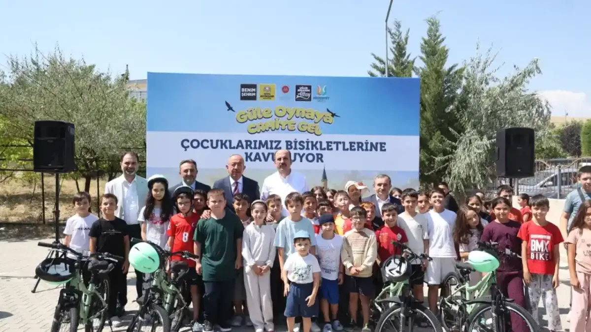 Konya’da çocuklara bisiklet sevinci