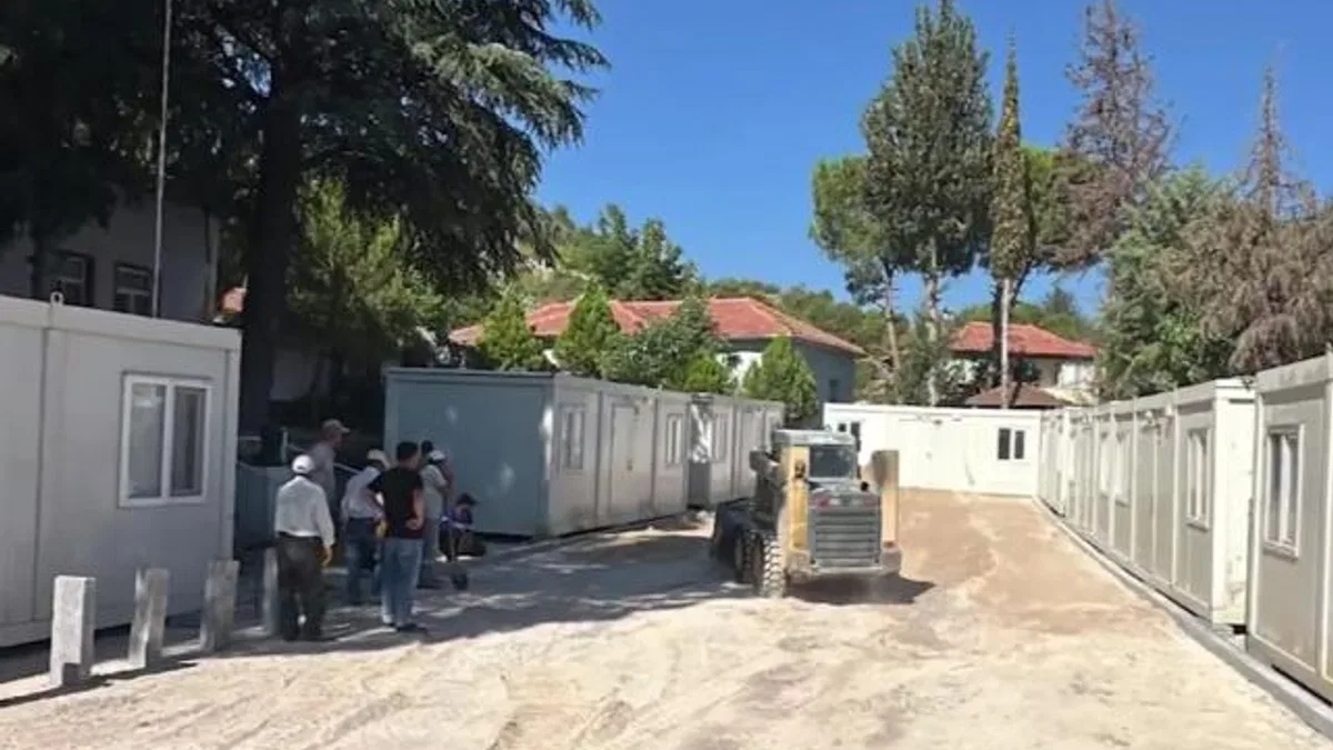AFAD Sındırgı'ya 10 konteyner kurdu... Kurulumlar sürüyor