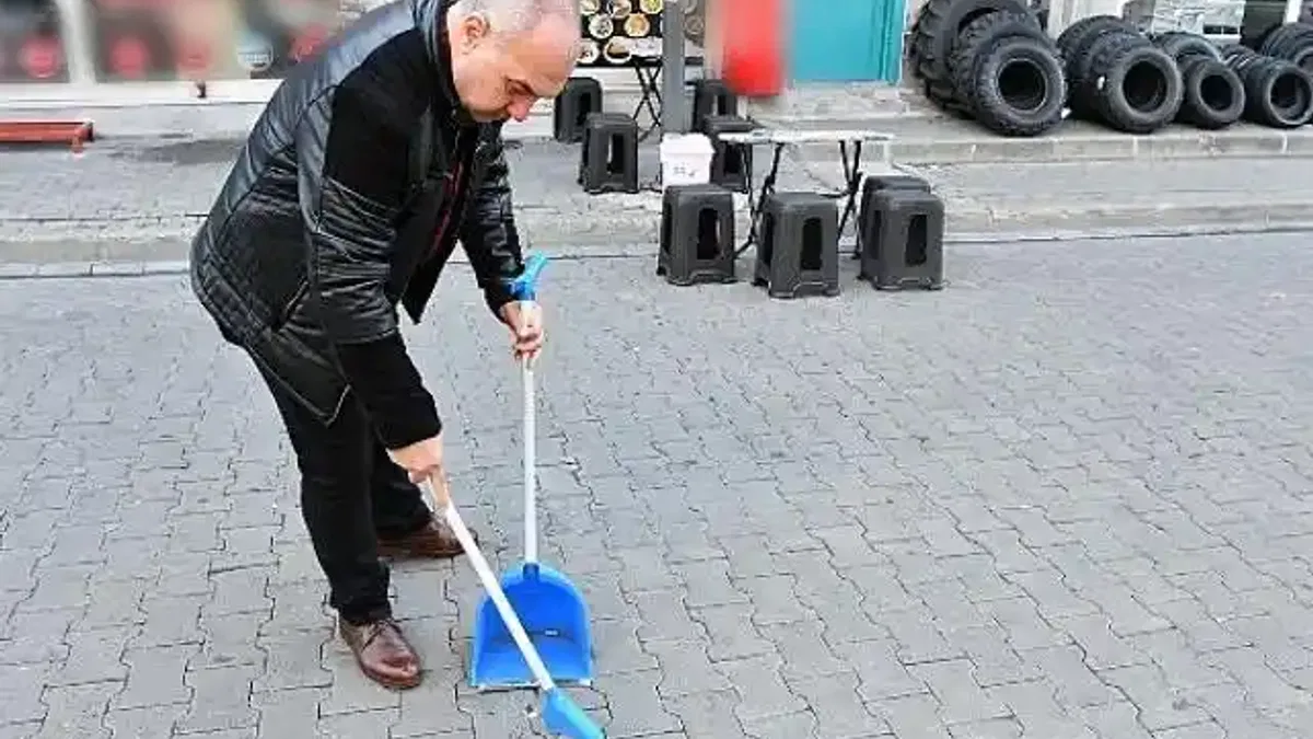 'İzmarit savaşçısı' esnaf duyarlılığıyla örnek oluyor