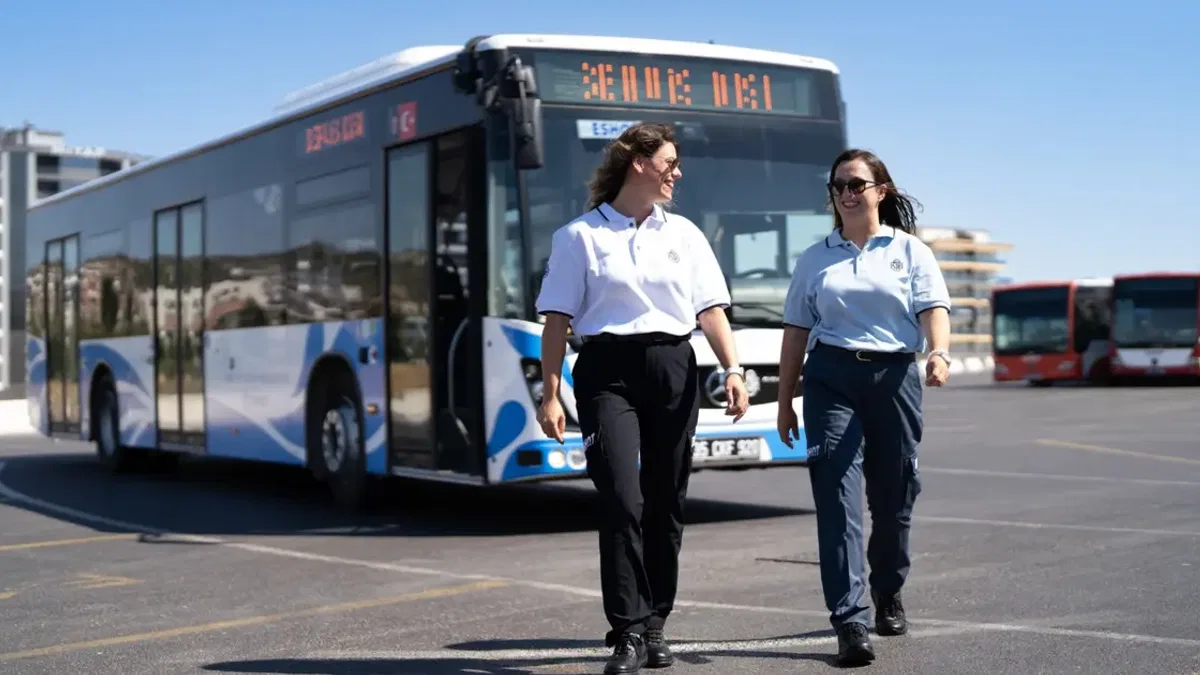 ESHOT şoförleri yeni görünümüyle İzmir yollarında