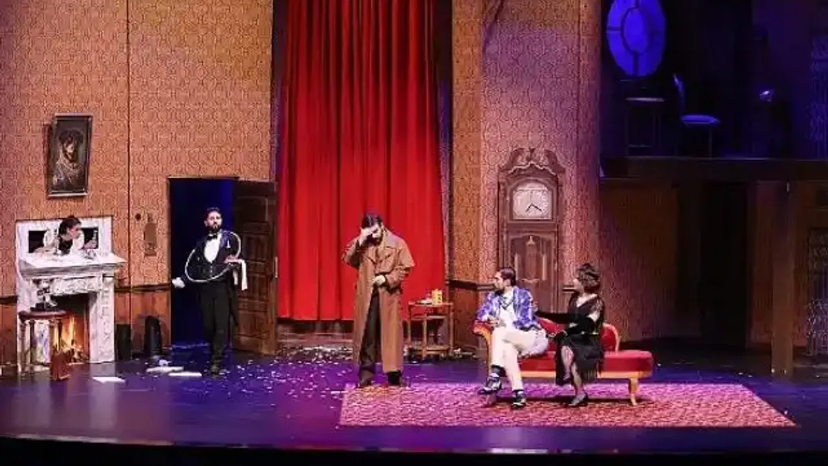 Konya Şehir Tiyatrosu "Yoldan Çıkan Oyun" Adlı Oyunu Sahneledi