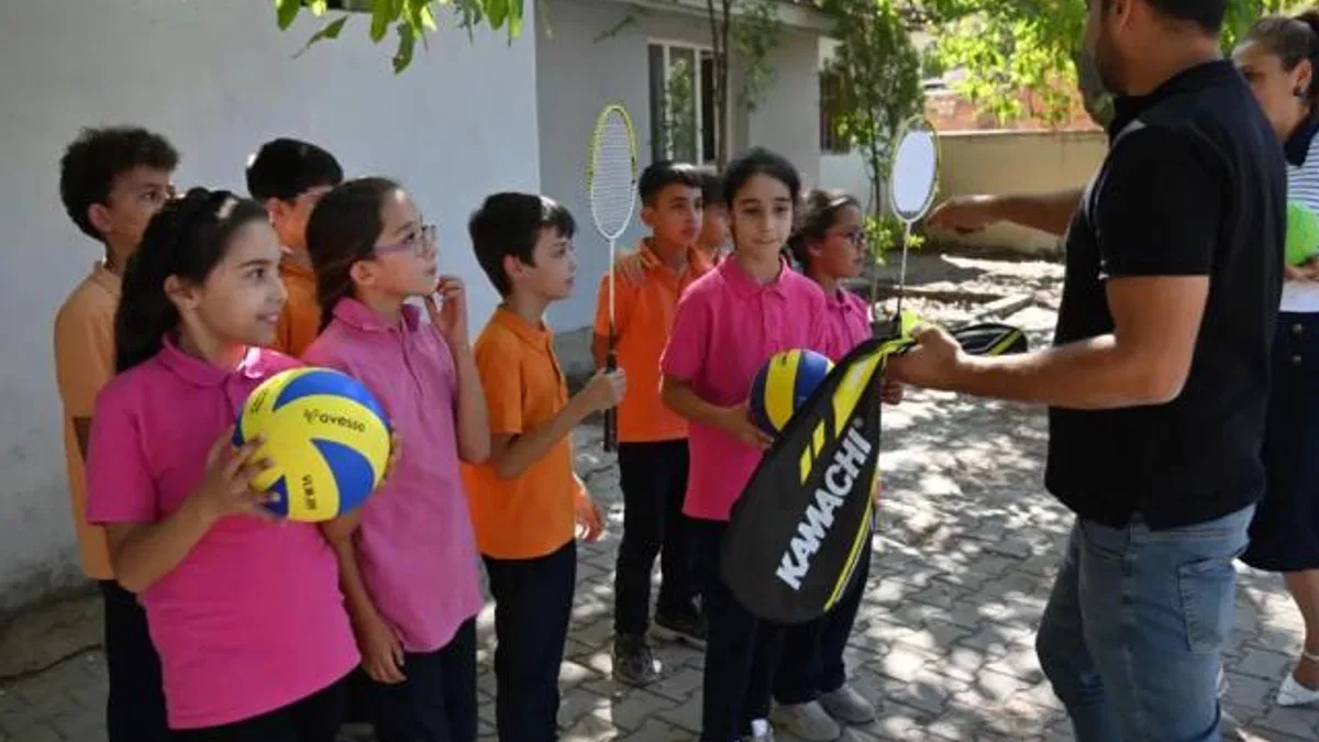 Manisa'da öğrencilere spor malzeme desteği