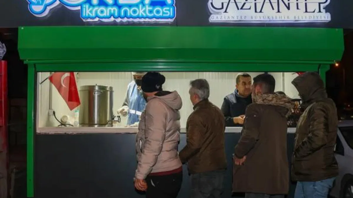 Gaziantep’te 39 noktada sıcak çorba ikramı