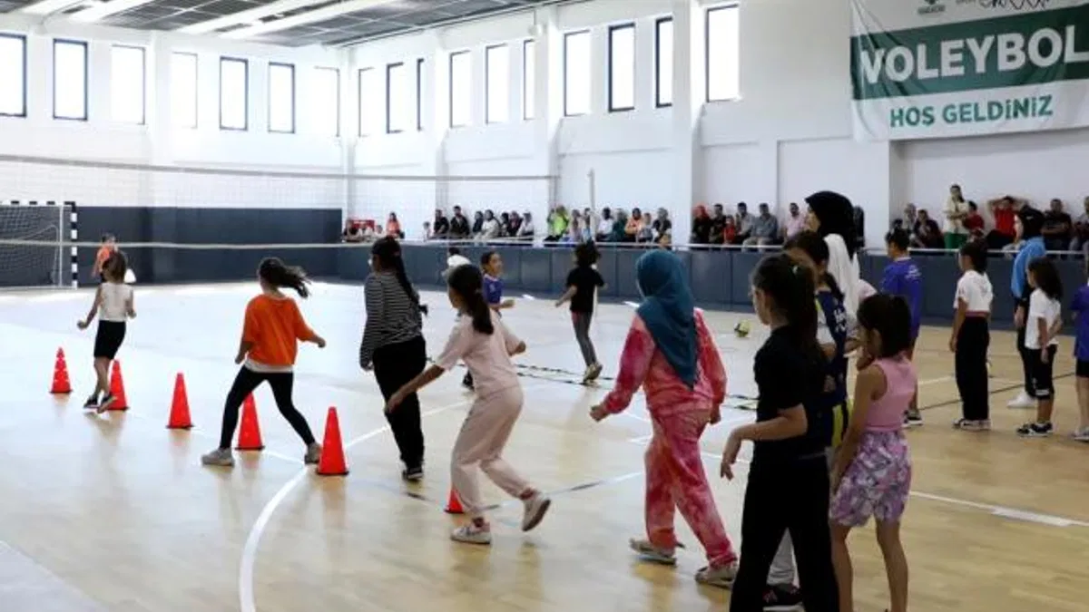 Konya Karatay'da geleceğin voleybolcuları fileyle buluştu