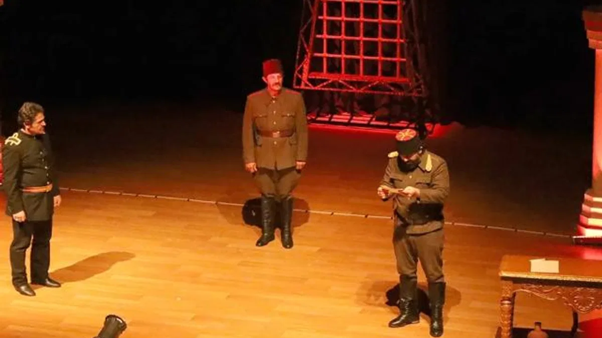 “Kumandan” oyunu alkış topladı