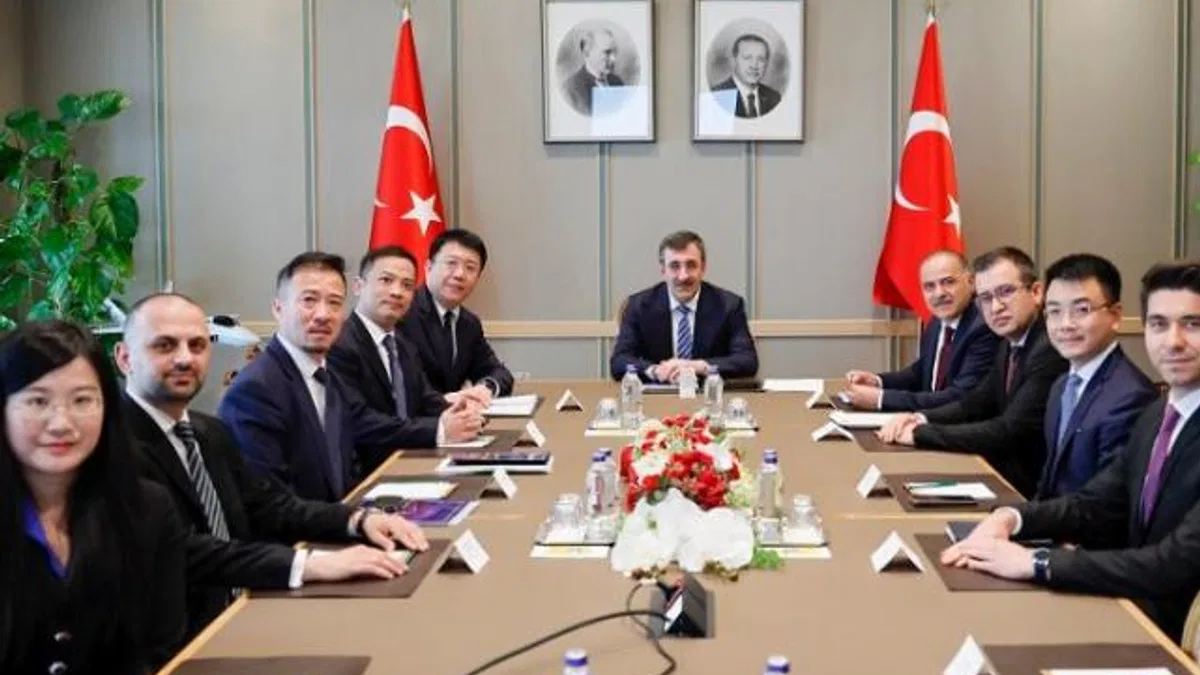 Huawei heyetinden Cumhurbaşkanı Yardımcısı'na ziyaret