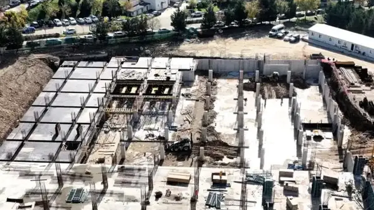 Kocaeli Umuttepe Kampüsü'nde camii ve otopark inşaatı yükseliyor