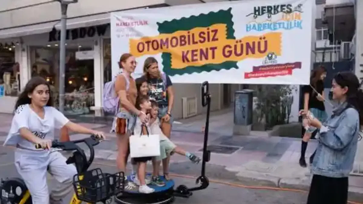 İzmir’de yayalardan 'Otomobilsiz Kent Günü' keyfi