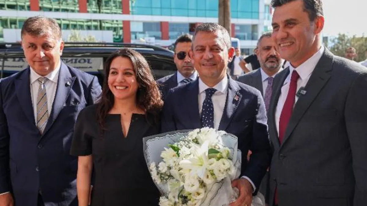Özgür Özel'den Cemil Tugay'a övgü
