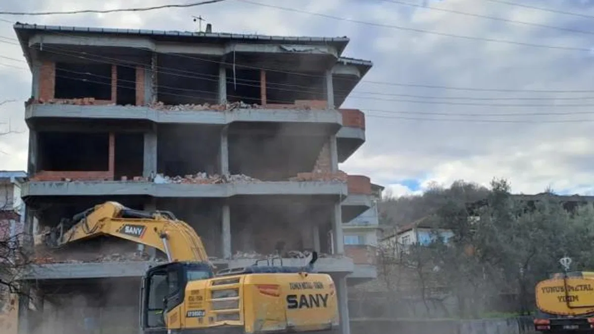 Kocaeli Gölcük'te depreme dayanıksız binalardan arındırılıyor