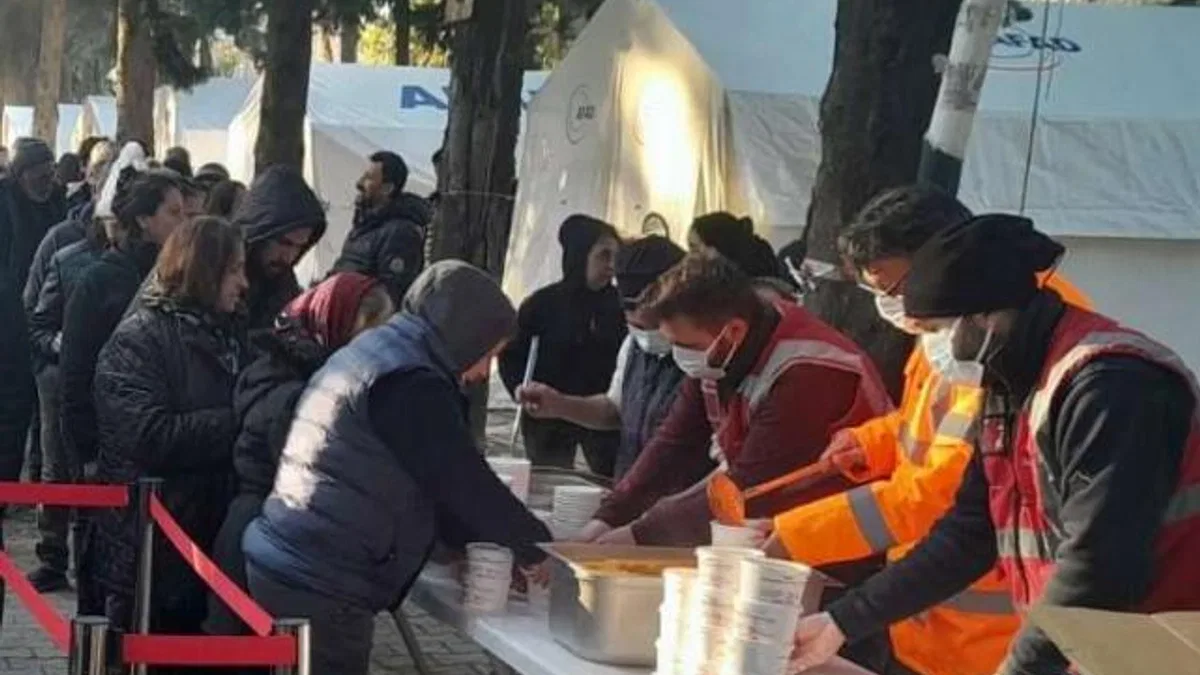 10 günde 100 bin kişilik yemek dağıtıldı