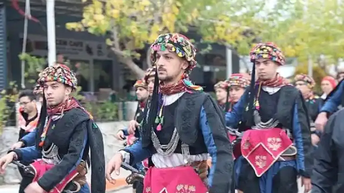Seferihisar'da zeytinin hasat zamanını kutlamak için Orhanlı Köyü'nde festival düzenlendi.