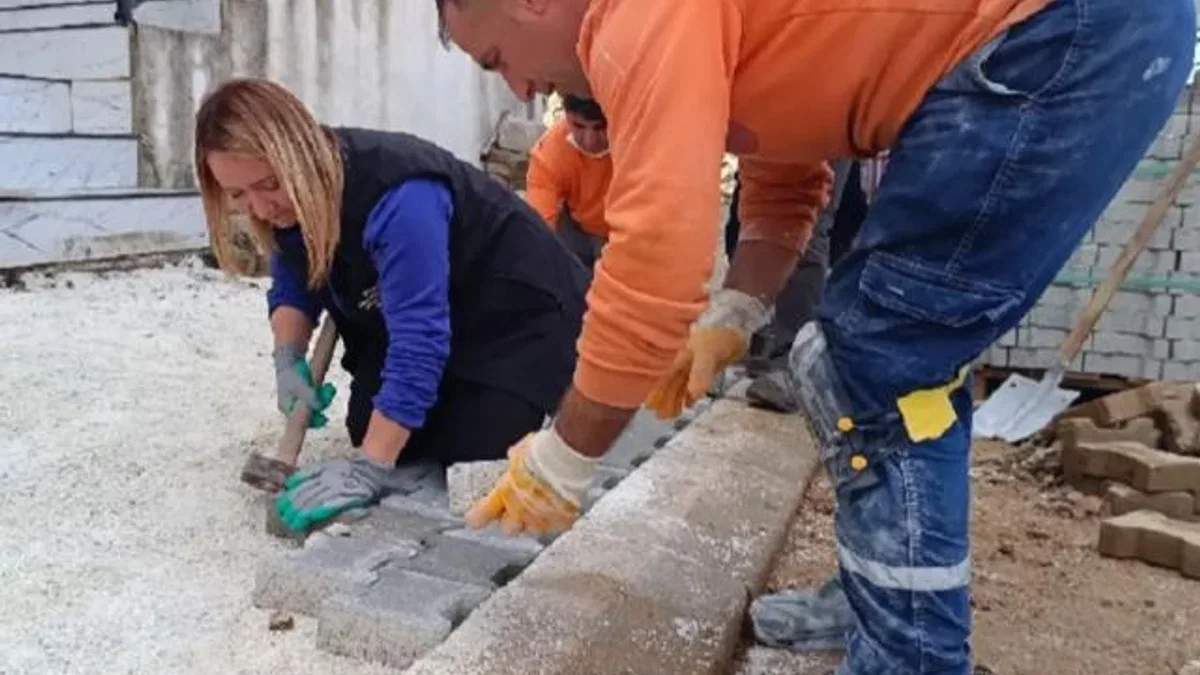 Kadın Başkan kaldırım taşlarını döşedi