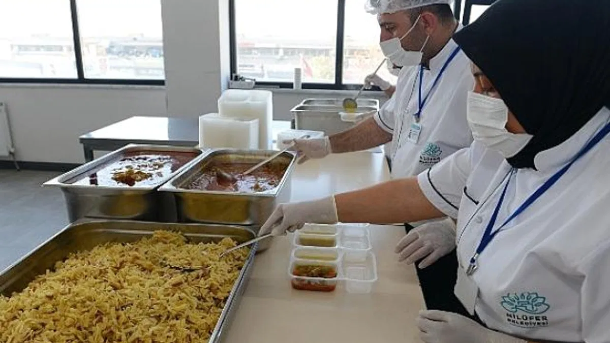 Nilüfer'de ihtiyaç sahiplerine sıcak yemek desteği