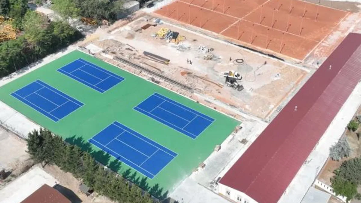 Kocaeli'de Tenis Merkezi’nde balon kortlar boyandı