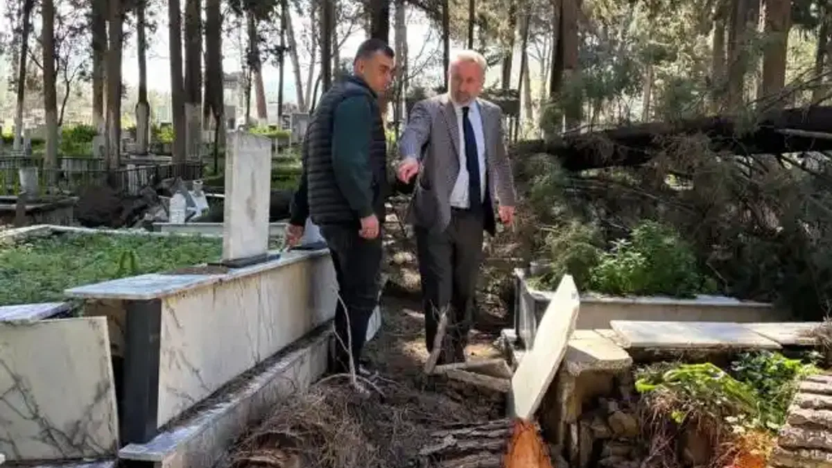 İzmir'de fırtınadan etkilenen mezarlıklara hızlı müdahale