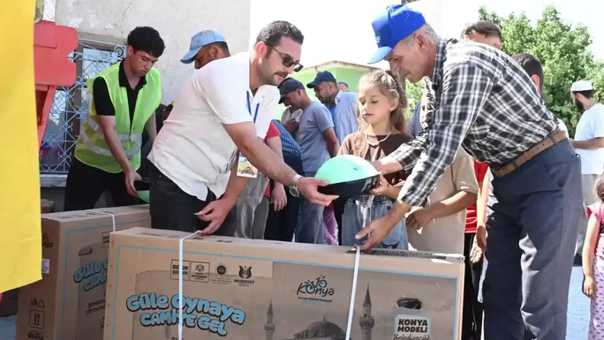 13 bin çocuğa 'güle oynaya' bisiklet dağıtıldı