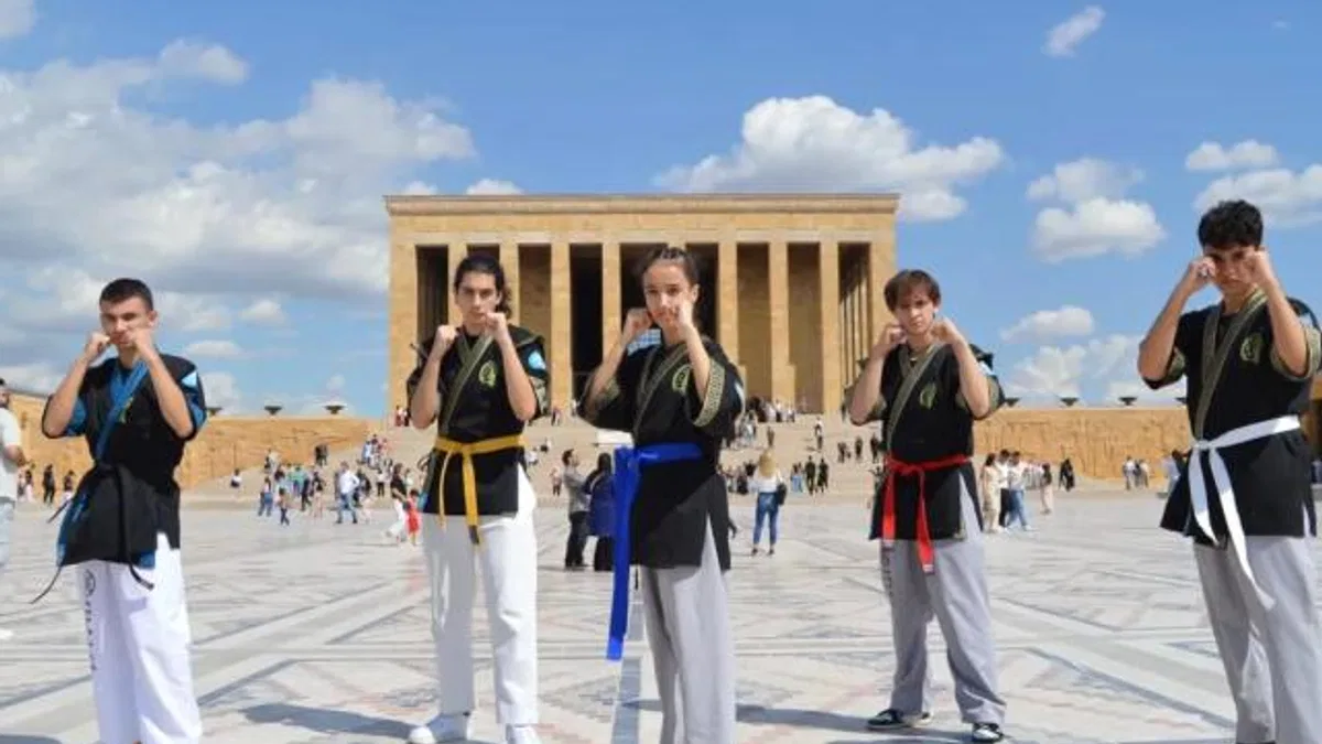 Alpagut Turan Federasyonu Anıtkabir'e çıkartma yaptı