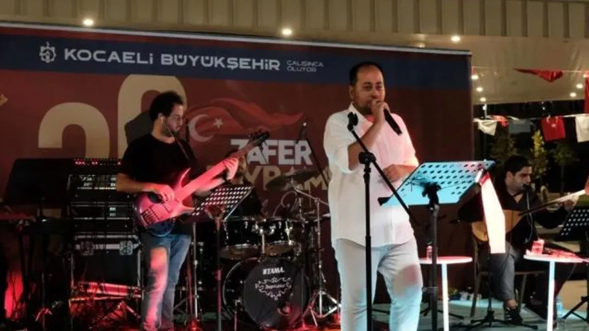 Zafer meşalesi Milli İrade Meydanı’nda yakıldı